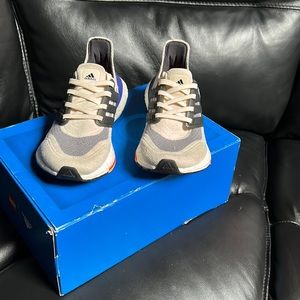 Adidas ultra boost boys size 3.5 worn few times but rarely!